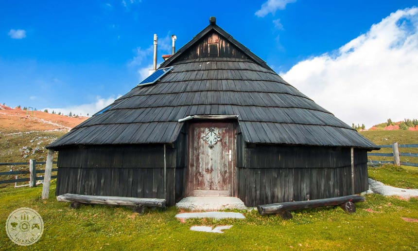 Lesena planšarska koča na Veliki planini 
