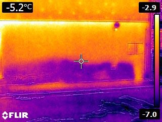 Kapilarna vlaga in toplotni most na zaključku fasade 